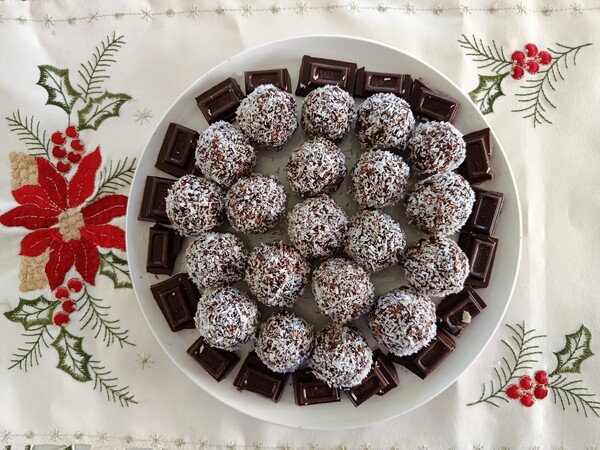 Cranberry & Chocolate Nut Balls